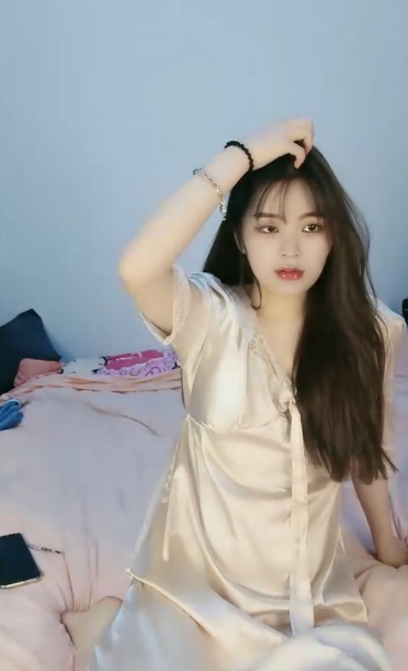 女神级三人游乱来大战合集1V1.11GB，完美颜值小姐姐掰开放飞自我