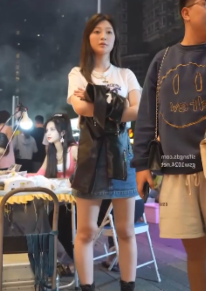 转载百度盘优质嫩妹透明丁字裤合集1V102M，极限魅力大饱眼福