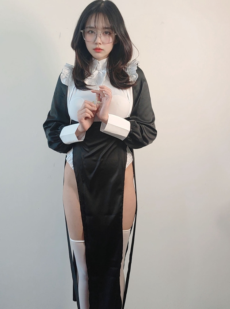 转载百度云CeasonPhotography修女服与黑丝合集7套232P981M，包含多种风格展示