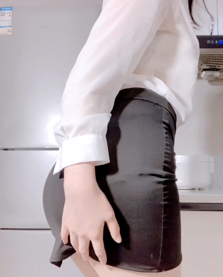 推特大长腿月月酱有尺度视频合集88部49.7G超诱人