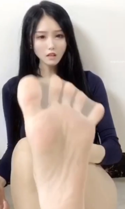 妮妮酱定制丝足舔脚视频易直播1V199M太诱人了