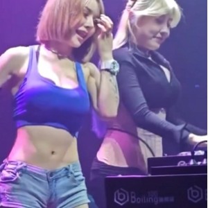 微博浪姐熟女劲舞1347部15G真带感