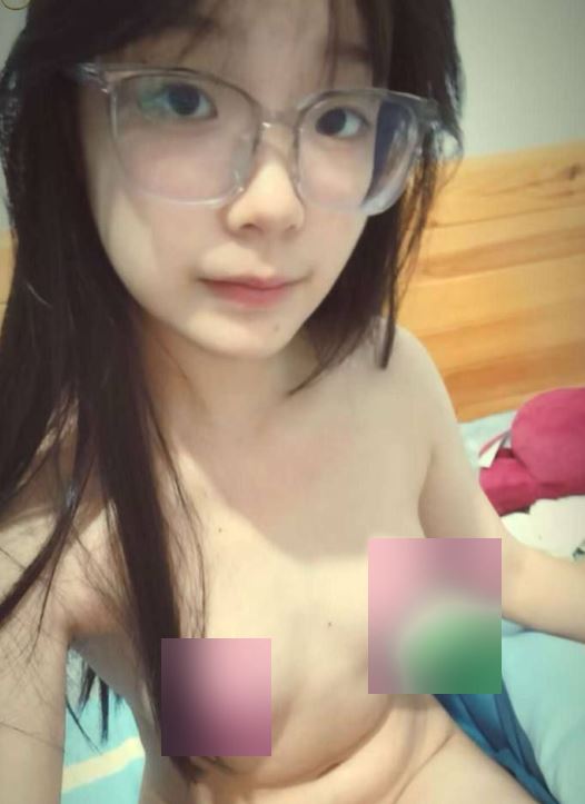 眼镜娘莹莹自拍云盘展示11V235M反差太大劲爆互动