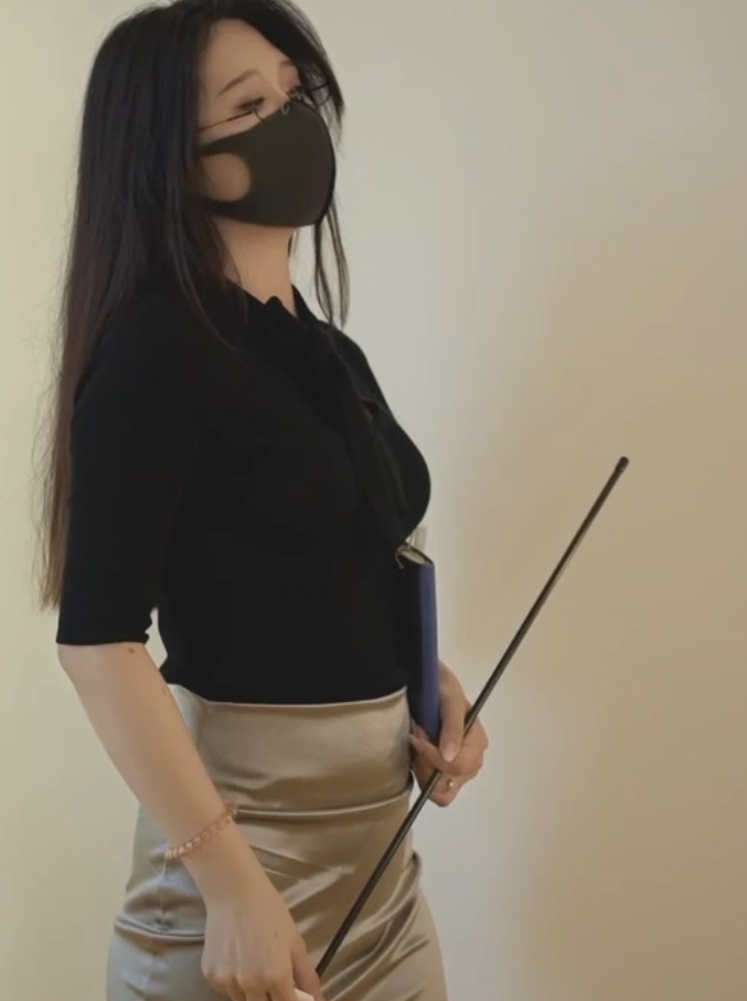 网盘老师小脚指教棒子1部660M黑丝湿滑爆裂